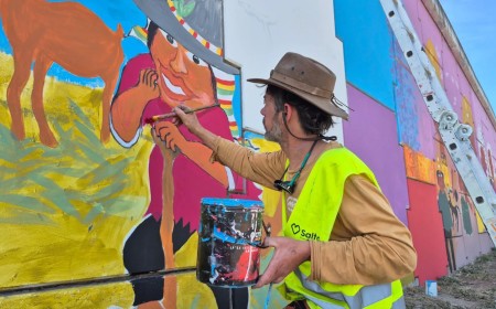 Colores de fe y memoria: Un nuevo mural transforma la rotonda de Limache