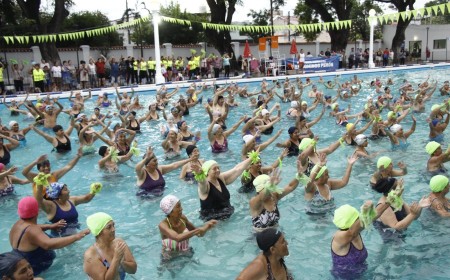 Éxito en el primer Aquagym nocturno: más de 300 personas participaron en el natatorio Juan Domingo Perón