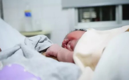Una madrugada de parto humanizado marcó el inicio de 2026 en el Materno Infantil