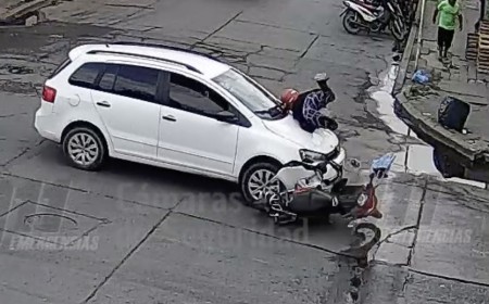 Una mujer de 70 años resultó herida tras colisión entre auto y moto