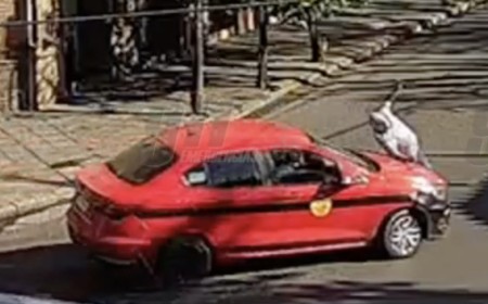 Peatón lesionado tras ser embestido por un taxi en Pellegrini y Tucumán