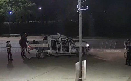 Patearon la puerta, huyeron en moto… y terminaron a pie con la Policía