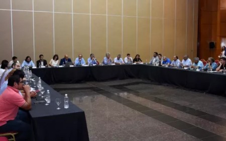 El Gobierno y los gremios inician las paritarias 2025 en un contexto económico desafiante
