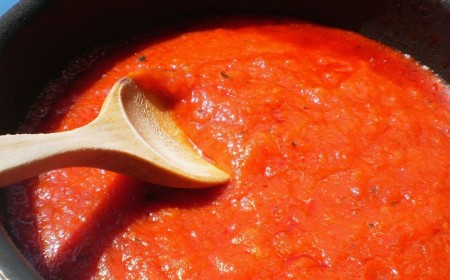 Alerta alimentaria: ANMAT recomendó no consumir una reconocida marca de tomate triturado por posible presencia de gusanos
