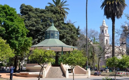 El cuidado de la Plaza 9 de Julio continuará en manos del Banco Macro