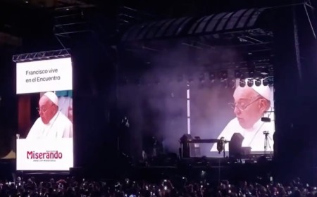 Beat, fe y multitud: El “cura DJ” reunió a miles en Plaza de Mayo para homenajear al papa Francisco