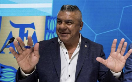 Chats y fotos revelan un sistema de “delivery” de dinero hacia la cúpula de la AFA