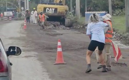Furia al volante: Conductora golpea a banderillero en plena obra vial