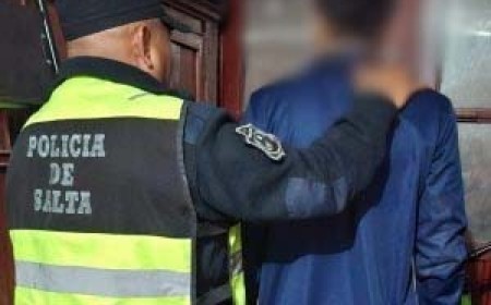 Detienen a un hombre en el centro tras amenazar con cuchillo y huir de la Policía