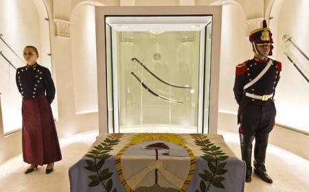 El sable de San Martín deja el Museo Histórico Nacional y vuelve a Granaderos: Un gesto que desata debate histórico