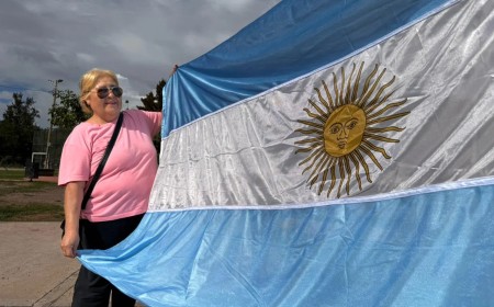 La Municipalidad renueva banderas y mástiles en plazas de la ciudad