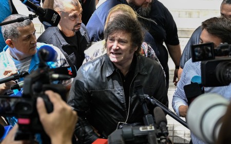 "¿Qué quiere? ¿Que me ponga a llorar?" — Milei, incómodo, se defendió con chicanas y tensión ante preguntas sobre Espert y la crisis económica