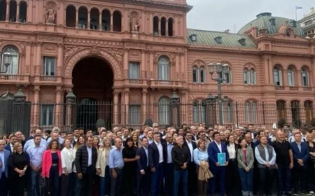 Intendentes marcharon al Ministerio de Economía: Denuncian caída del 24% en recursos y obras paralizadas