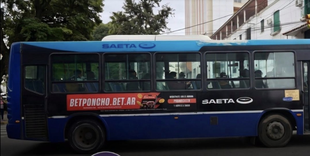 Ordena retirar la publicidad de apuestas de los colectivos de SAETA