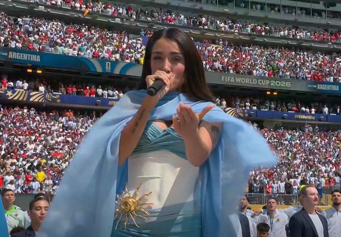 María Becerra emocionó al cantar el Himno en la final del Mundial