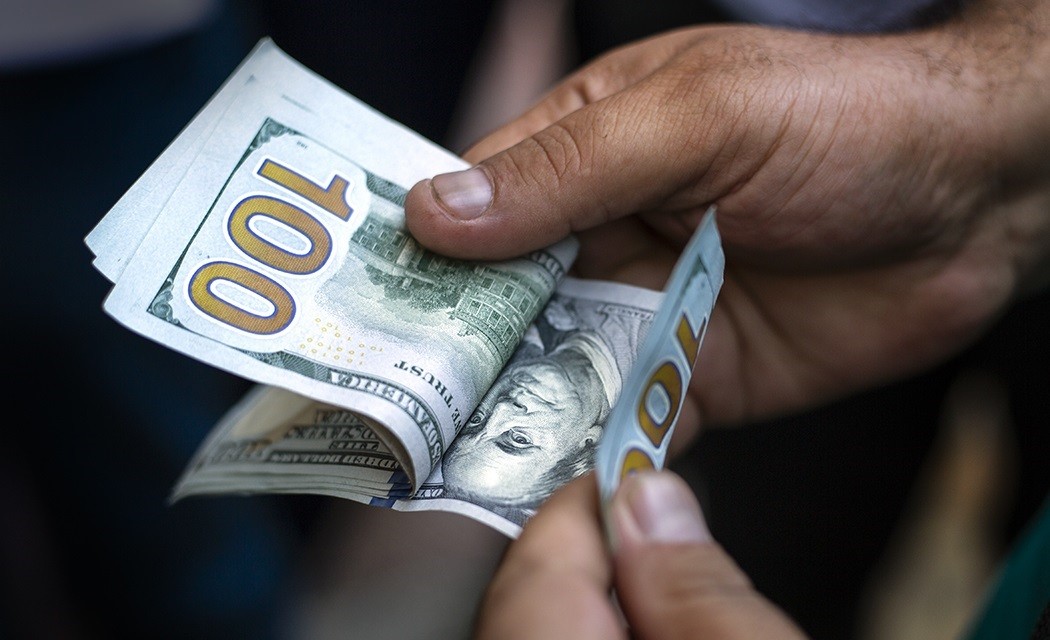 El dólar inicia el semestre con presión alcista