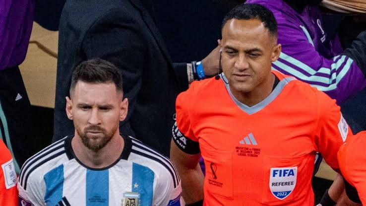 Inglaterra pone bajo sospecha al árbitro de la semifinal