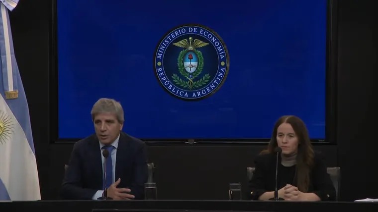 Caputo presentó los cambios al proyecto de Inocencia Fiscal para los "dólares del colchón"