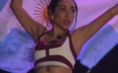 María Becerra respondió con la bandera argentina desde un escenario en España