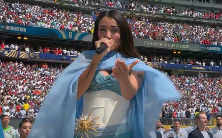 María Becerra emocionó al cantar el Himno en la final del Mundial
