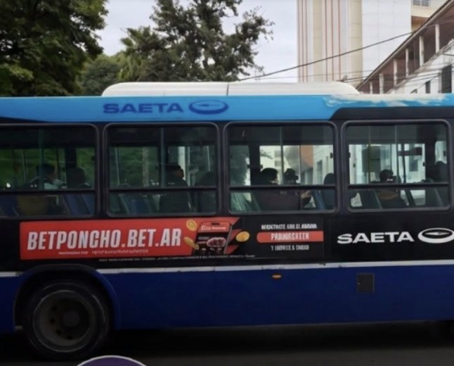 Ordena retirar la publicidad de apuestas de los colectivos de SAETA