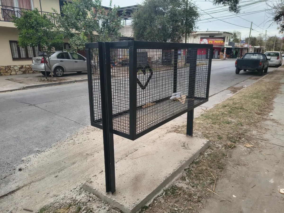 Instalan cestos comunitarios para evitar microbasurales en dos barrios