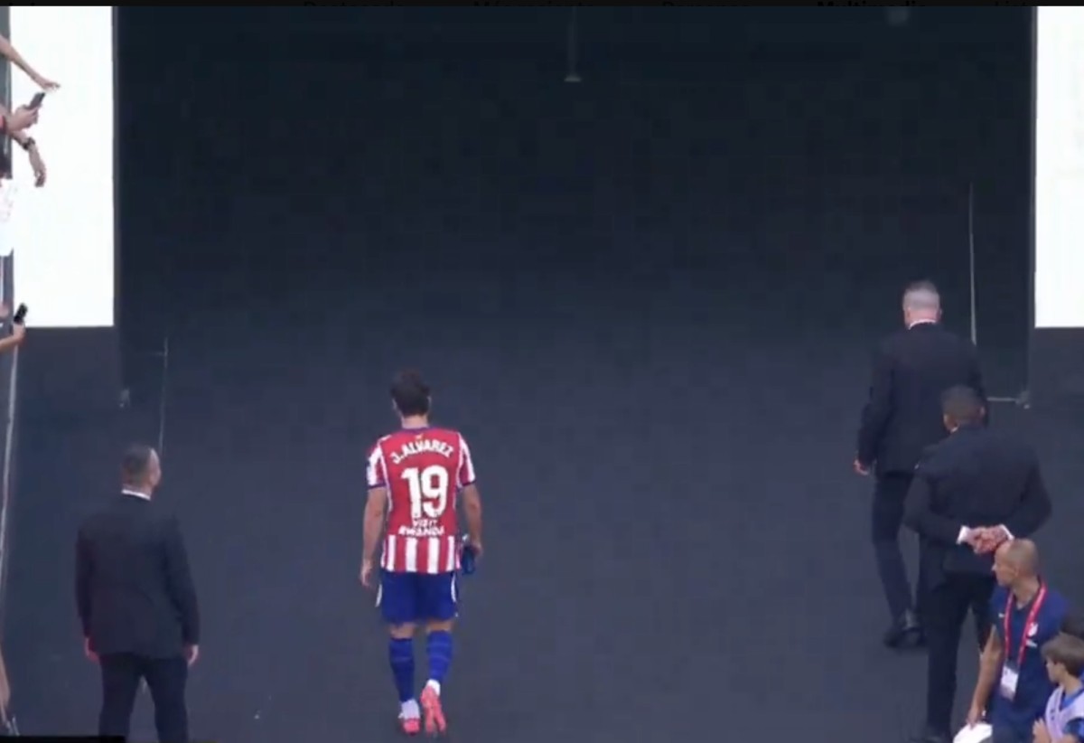 Julián Álvarez, silbado y apartado del saludo a los hinchas