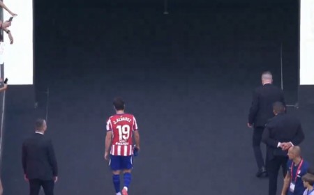 Julián Álvarez, silbado y apartado del saludo a los hinchas