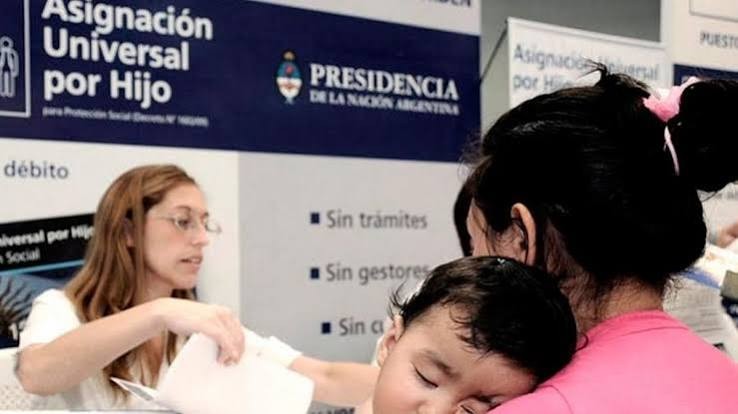 El Gobierno busca quitarle a la AUH los aumentos automáticos