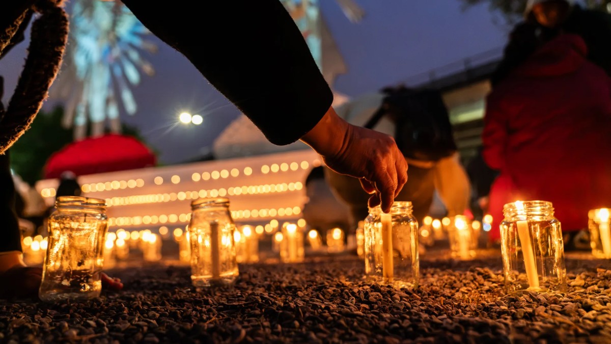 Más de 2.500 velas iluminaron la llegada de los peregrinos