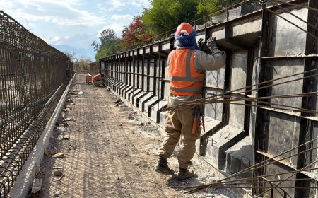 Contrarreloj por las lluvias: Así avanza el nuevo puente de Santa Lucía