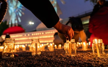 Más de 2.500 velas iluminaron la llegada de los peregrinos