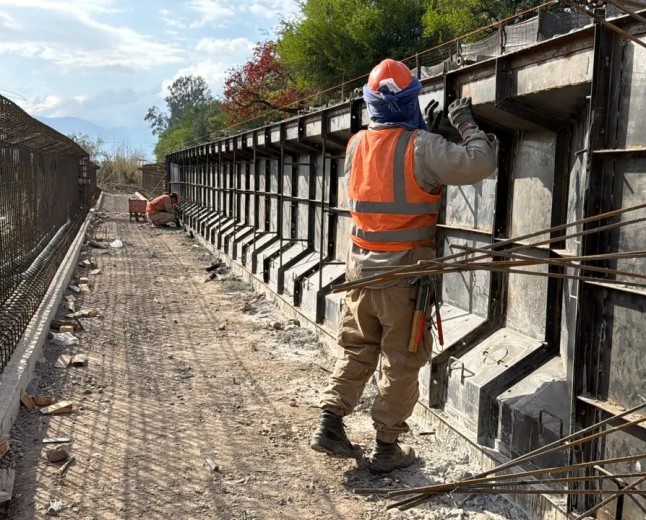 Contrarreloj por las lluvias: Así avanza el nuevo puente de Santa Lucía