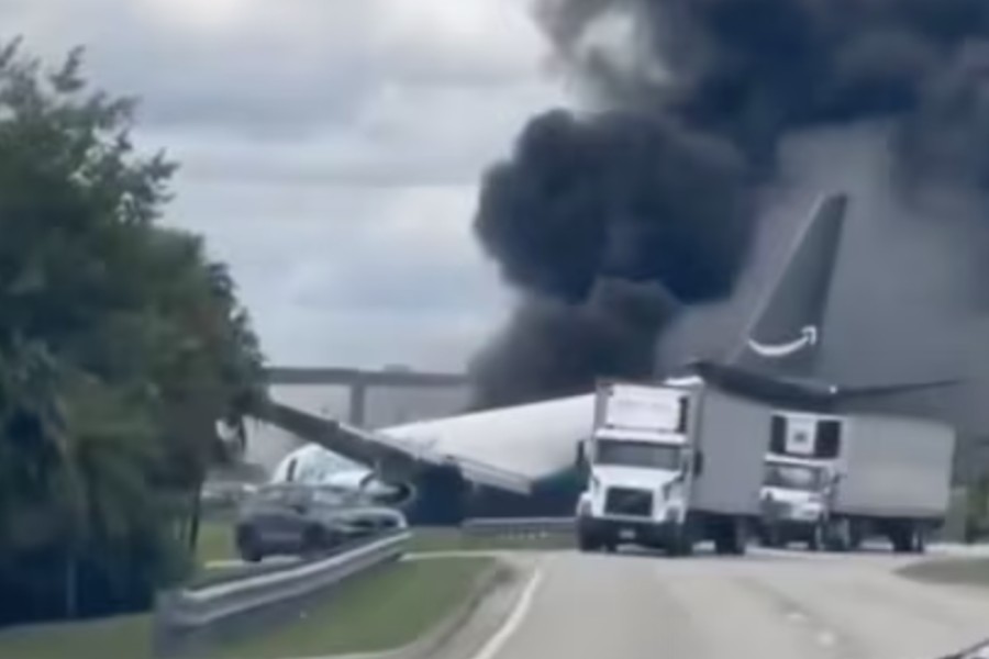 Un avión de carga de Amazon se despistó en Miami: cinco muertos