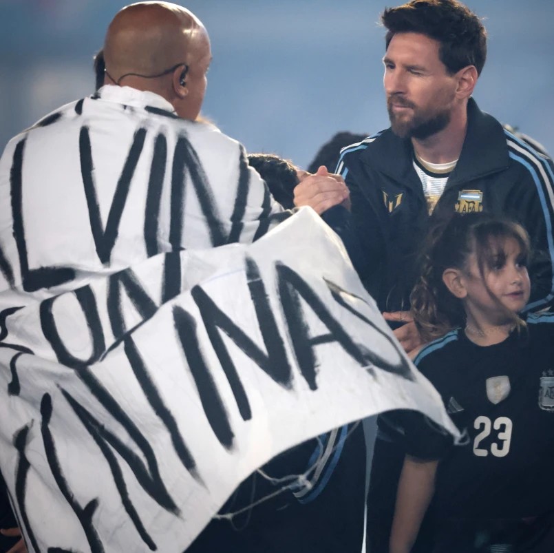 La bandera de Malvinas reapareció en la despedida de Messi
