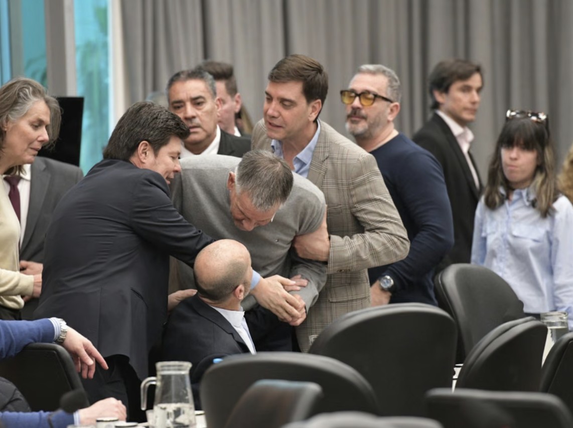 Diputados casi terminan a los golpes 