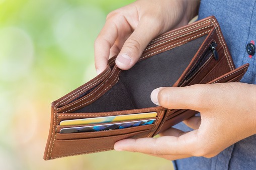 El 72% de los menores de 40 años se queda sin dinero antes del día 20