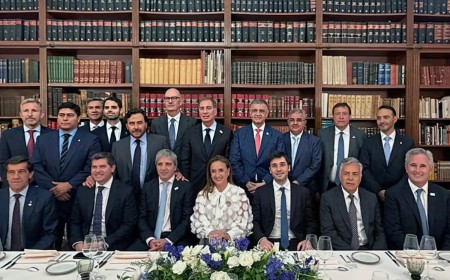 Caputo a los gobernadores en París: “Hay que hacer un acuerdo ahora. En marzo ya va a ser tarde”