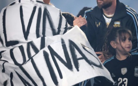 La bandera de Malvinas reapareció en la despedida de Messi